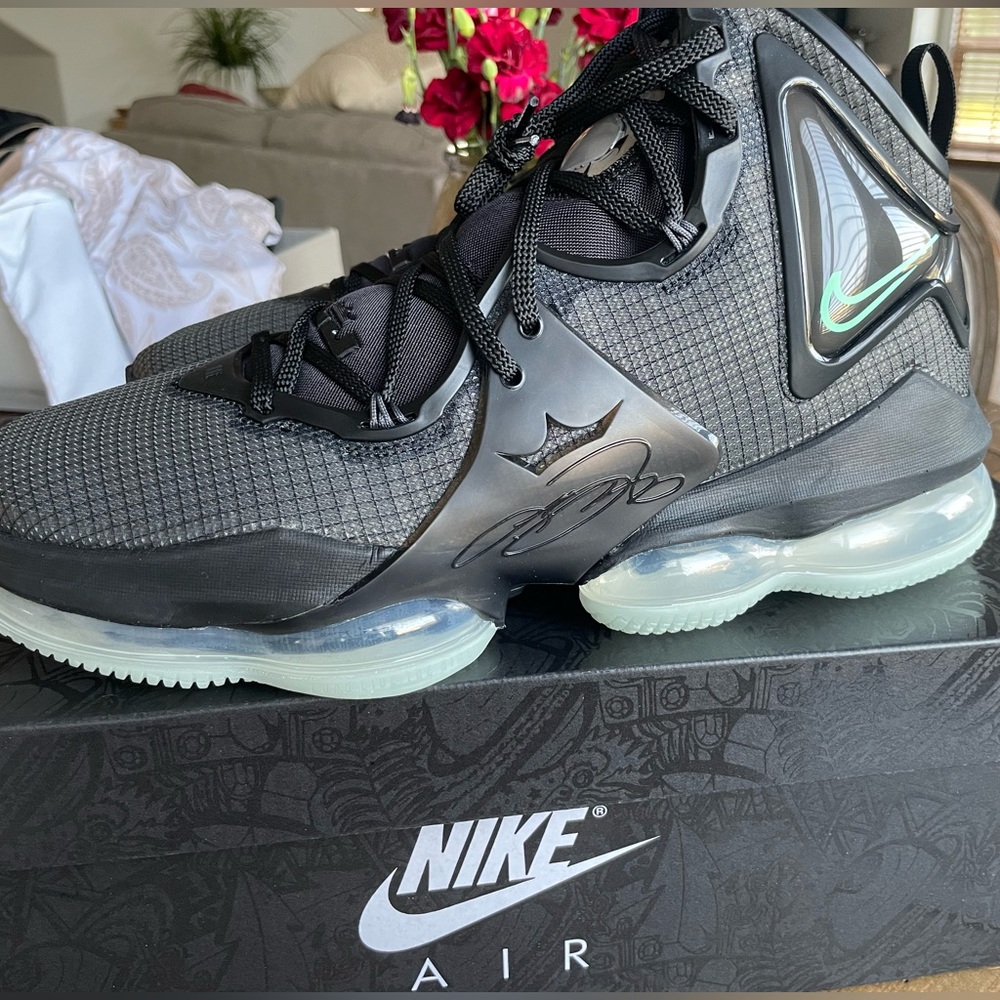 Brand new, never been worn Nike LEBRON XIX , size 11